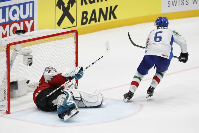 Italija Avstrija SP v hokeju 2019 | Italijani so v dramatični tekmi po kazenskih strelih premagali Avstrijo in si priborili obstanek med elito. Takole je zmagovalca odločil Sean McMonagle. | Foto Reuters