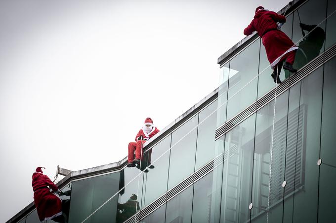 Tradicionalni spust božičkov s strehe Pediatrične klinike | Foto: Ana Kovač