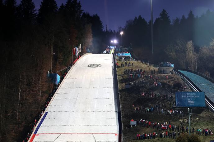 Bischofshofen | V avstrijskem Bischofshofnu se je v soboto zvečer na skakalnici usul nekakšen plaz. | Foto Guliverimage