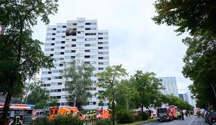 Dvajset minut sta se držala za balkon gorečega nebotičnika, nato omahnila v smrt