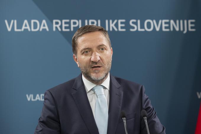 Kritike, da si Slovenija takšnih dveh proračunov ob nižji gospodarski rasti ne more privoščiti, finančni minister Klemen Boštjančič zanika. | Foto: Bor Slana/STA