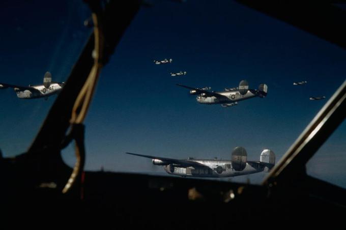 Eskadrilja bombnikov B-24 liberator med poletom proti tarči v Nemčiji, 1944 | Foto: Britanski Imperialni vojni muzej (IWM)