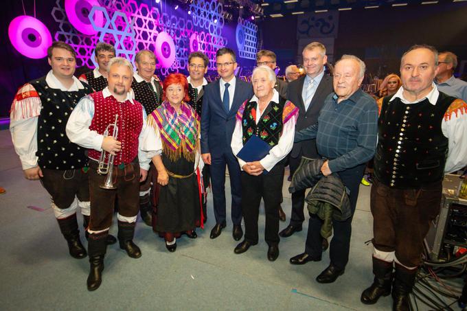 Fotografija je iz koncerta ob 65-letnici delovanja ansambla Štirje kovači leta 2019, na katerem je zbrane nagovoril takratni premier Marjan Šarec. V sredini ustanovitelj in avtor skladb Franc Šegovc. | Foto: Anže Malovrh/STA