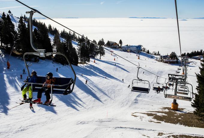 Na Krvavcu po sredinem padcu otroka s sedežnice razmišljajo, da bi dodatno zavarovali naprave na smučišču. | Foto: Vid Ponikvar