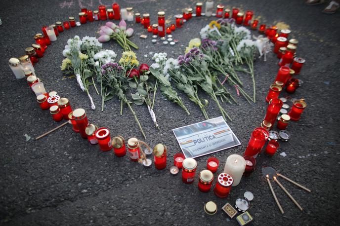 protesti Bukarešta Romunija | Na policijo letijo kritike, da se je prepozno odzvala, da bi dekle pomagala rešiti. Policija odgovarja, da je bilo težko izslediti kraj, od koder je klicala. | Foto Reuters