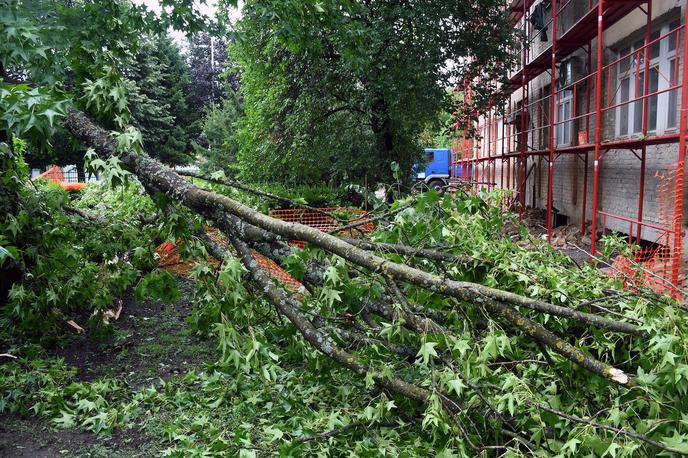 Nevihta. Hrvaška. Sisak. | Tudi s Hrvaške po ponedeljkovem neurju poročajo o gmotni škodi.  | Foto Nikola Cutuk/Pixsell