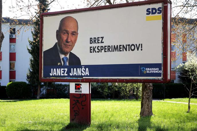 Plakat SDS | Računsko sodišče je sum kaznivega dejanja ponarejanja listin naznanilo zoper stranko SDS, saj naj bi ta kot dokazilo za nekaj prejetih brezplačnih storitev predložila fiktivne listine, nekatere stroške pa naj bi poravnavala brez ustreznih potrdil o namenu, kaže pregled.  | Foto STA