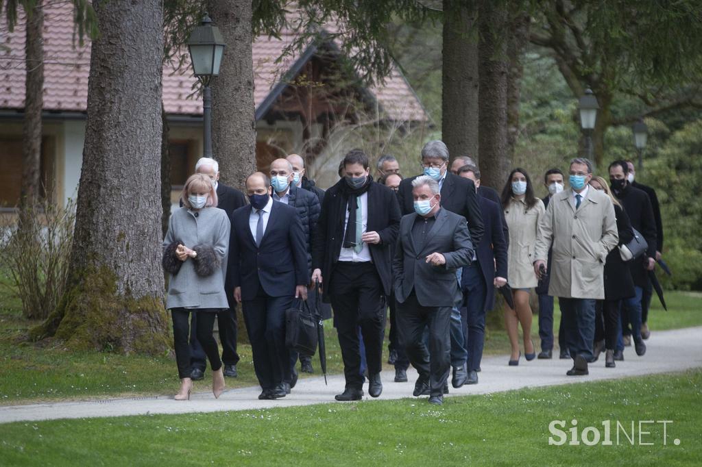 Slovesnost ob odkritju spominskega obeležja Demos na Račjem otoku na Brdu pri Kranju