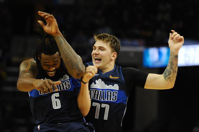 Luka Dončić, DeAndre Jordan | DeAndre Jordan in Luka Dončić sta se veselila osme zmage v sezoni. | Foto Reuters