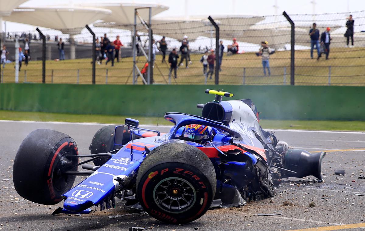 Alexander Albon | Alexander Albon se je ob koncu treninga zaletel v ogrado, a na srečo končal brez poškodb. | Foto Reuters