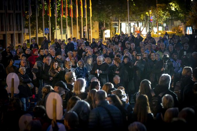 Shod za javni RTV | "Predstavniki sindikata so intenzivno pritiskali na dnevnega urednika in odgovorno urednico informativnega programa, kaj se sme objaviti in česa se ne sme," pravijo v ZNP. | Foto Ana Kovač