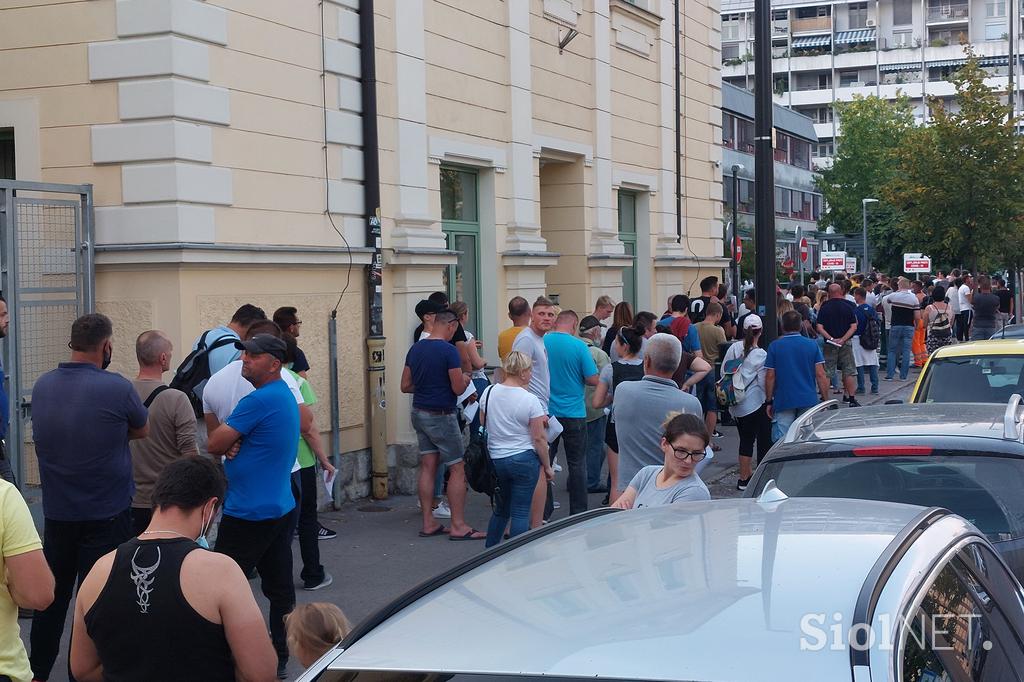 Čakalna vrsta za cepljenje pred zdravstvenim domom Metelkova.