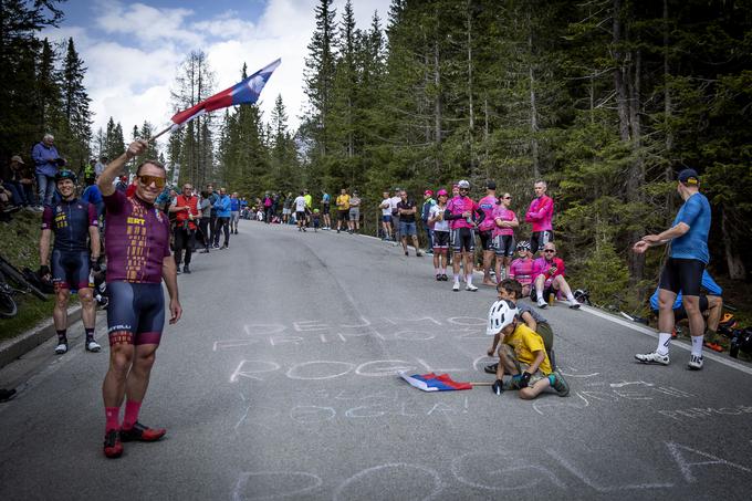 Slovenski navijači so tudi v petek glasno bodrili Primoža Rogliča ob trasi. Navijaški spektakel v režiji Slovencev pa se obeta v soboto v Trbižu. | Foto: Ana Kovač