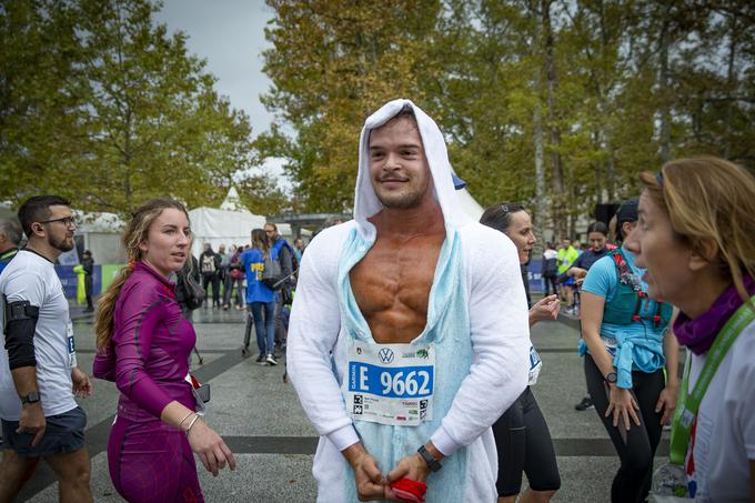 Bodibilder Marcel Kogovšek je "desetko" pretekel v kombinezu samoroga.  | Foto: Ana Kovač