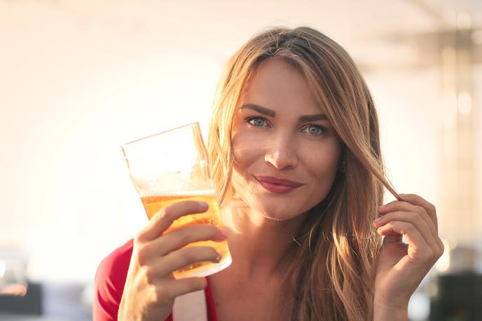 Pivo. Pitje alkohola. Dekle. | Foto Thinkstock