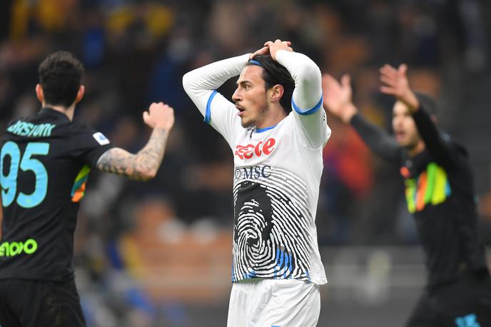 Inter Napoli | Razočaranje nogometaša Napolija Eljifa Elmasa, ki je z Neapeljčani doživel prvi poraz v tej sezoni. Inter je bil boljši s 3:2. | Foto Reuters