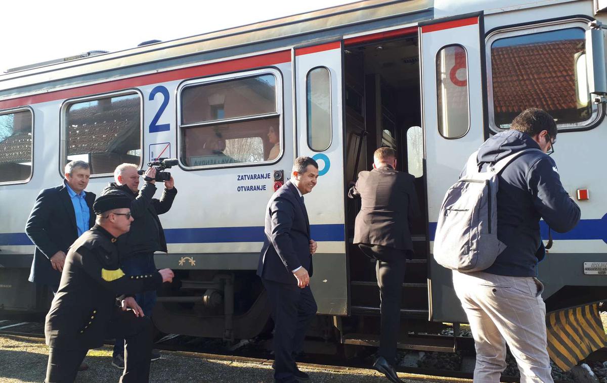 Železnica Lendava | Vlak vozi dvakrat dnevno, in sicer ob 11.45 in ob 16.41, po novem pa lahko potniki na vlak vzamejo tudi kolo. | Foto STA