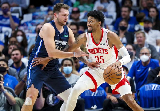 Christian Wood se je iz Houstona v Dallas preselil lansko poletje v sklopu menjav igralcev. V obratno smer so se odpravili Marquese Chriss, Trey Burke, Sterling Brown in Boban Marjanović. 27-letni košarkar bo v tej sezoni oddelal zadnje leto triletne pogodbe, ki ga je vezala s Houstonom. Vredna je 41 milijonov ameriških dolarjev. Za zdaj se še ne ve, ali mu bo Dallas ponudil novo štiriletno pogodbo. | Foto: Reuters