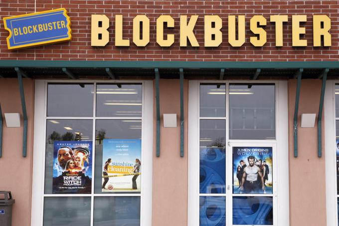 Reed Hastings je leta 2000 Blockbusterju, ki je imel poslovalnico na praktično vsakem vogalu, ponudil, da Netflix odkupi za 50 milijonov dolarjev. To bi bil za velikana izposoje filmov v ZDA drobiž, a je Blockbuster ponudbo zavrnil. Niso namreč verjeli, da lahko Netflixov poslovni model prinese bistven uspeh. | Foto: Reuters