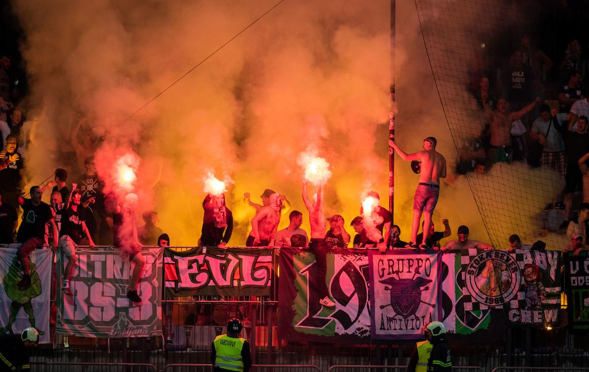 Viole Green Dragons na derbiju | Navijaški skupini Green Dragons in Viole sta na večnem derbiju povzročili kar nekaj stroškov Mariboru in Olimpiji. | Foto Blaž Weindorfer/Sportida