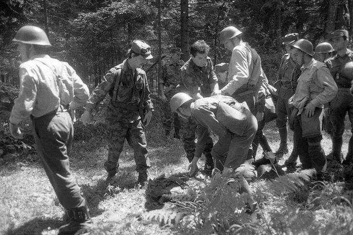 Slovenski teritorialci razorožujejo vojake JLA | V vojni za Slovenijo leta 1991 so bile slovenske sile – teritorialna obramba in policija – uspešnejše od enot JLA. Na fotografiji: pripadniki JLA se predajajo slovenskim teritorialcem. | Foto Tone Stojko, hrani Muzej novejše zgodovine Slovenije