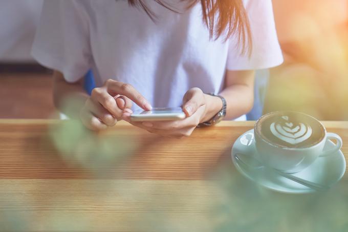 Mobilne aplikacije nam omogočajo, da lahko denar upravljamo kar prek telefona ali tabličnega računalnika. Če se pri vseh teh stvareh stalno zanašamo na svoj mobilni telefon, zakaj ne bi z njim opravljali tudi finančnih transakcij? | Foto: 