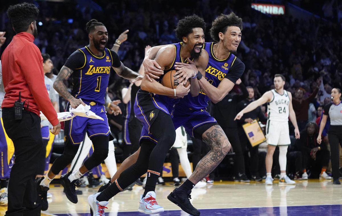 Spencer Dinwiddie | Spencer Dinwiddie, tudi nekdanji košarkar Dallasa, je zaigral prvič za LA Lakers na domači tekmi v začetni postavi. Postal je eden izmed junakov srečanja, saj je v zadnjem napadu Milwaukeeja blokiral met Damiana Lillarda in preprečil, da bi gostje zapustili mesto angelov z zmago. | Foto Guliverimage