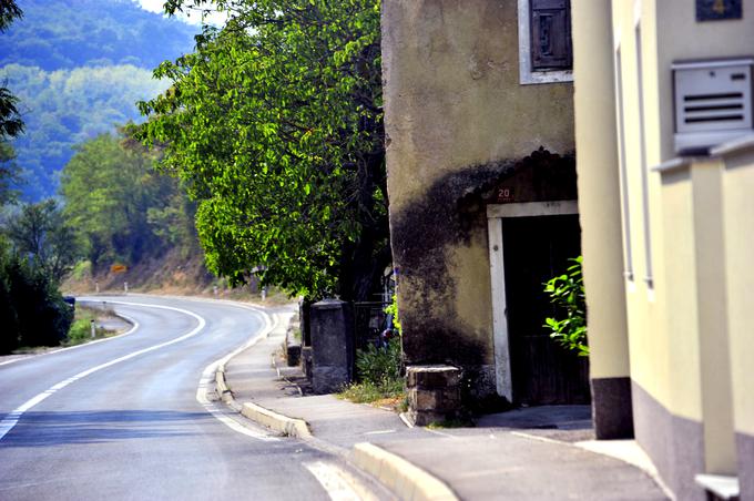 Promet po dolini reke Rižane je danes precej bolj redek kot pred letom 2004. V to hišo se je leta 1997 zaletel avtobus z 48 šolarji drugega razreda OŠ Vižmarje Brod. Umrla sta voznik in ena izmed deklic. | Foto: Gregor Pavšič