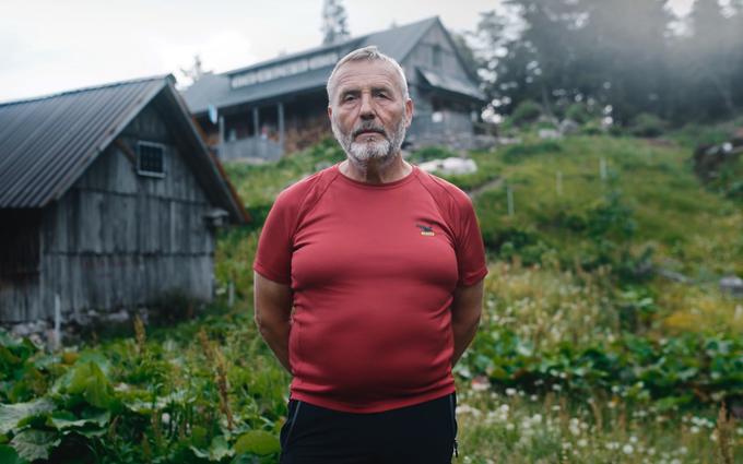 Franci Beguš, oskrbnik Orožnike koče na planini za Liscem, deževne dni izkoristi za nujno potrebna opravila v koči. | Foto: plac.siol.net