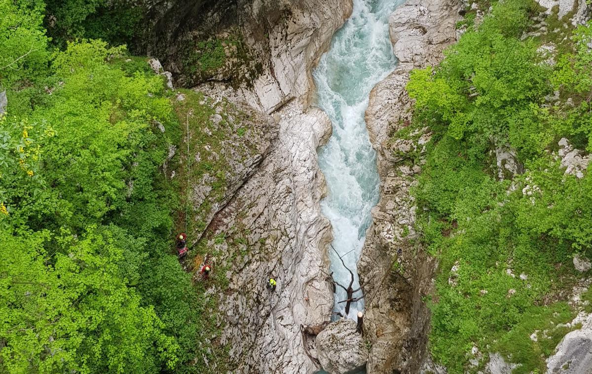 Reševalna akcija, Britanec | Teren na območju, kjer se je izgubil Britanec, je zelo strm in nevaren, zaradi obilnih padavin v zadnjem času pa je vodostaj Koritnice povišan. | Foto PU Nova Gorica