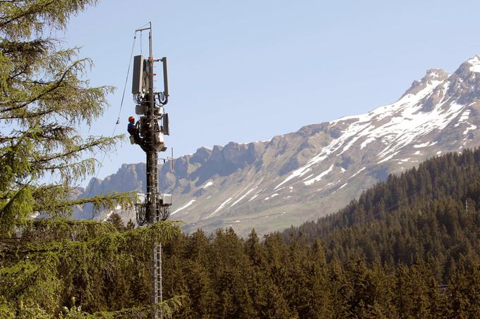 Švica je v zadnjih letih postavila več kot dva tisoč anten 5G in na tem področju velja za eno najnaprednejših držav v Evropi. Sicer ima tudi zelo močno gibanje nasprotnikov uvajanja 5G, ki je med drugim trenutno v postopku zbiranja sto tisoč podpisov, ki jih potrebujejo za razpis referenduma, s katerimi bi lahko spremenili švicarsko ustavo. Iniciative nasprotnikov 5G v Švici se zavzemajo tudi za uvajanje pravne odgovornosti za telekomunikacijske operaterje, če bi elektromagnetno sevanje ljudem povzročilo telesne poškodbe oziroma če operaterji ne bi mogli dokazati, da so bazne postaje mobilnega omrežja nenevarne, in za to, da bi lokalni prebivalci dobili možnost veta na gradnjo nove telekomunikacijske infrastrukture v njihovi neposredni okolici. | Foto: Reuters