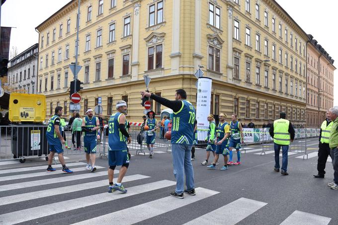 Selektor Igor Zonik svoji ekipi daje zadnje napotke pred tekmo. | Foto: Facebook