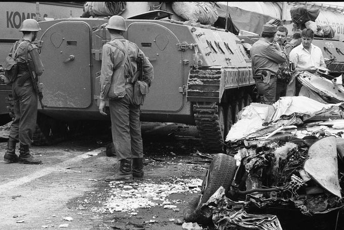 Bitka v Trzinu 27. 6. 1991, foto: Tone Stojko, hrani Muzej novejše zgodovine Slovenije. | Foto: 