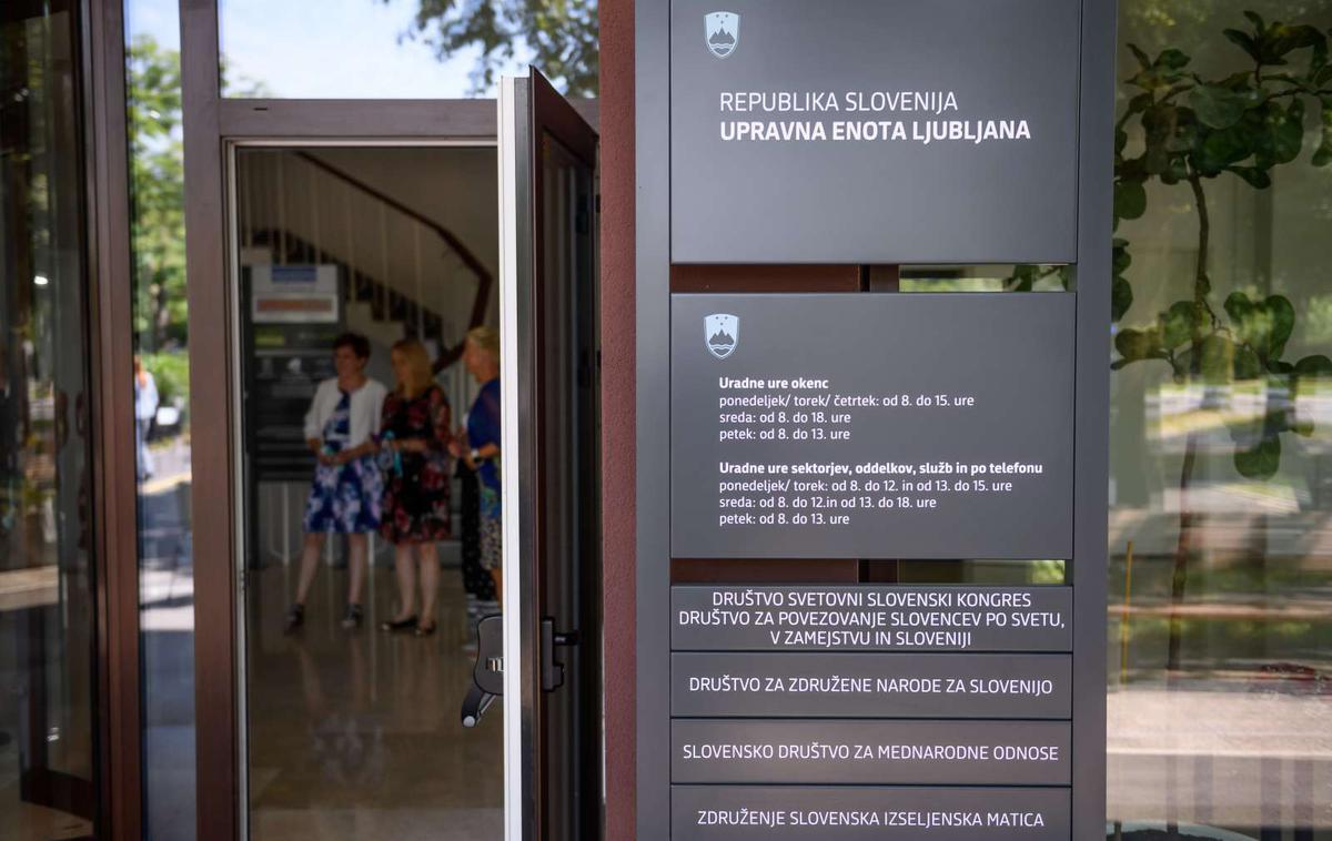 Upravna enota ljubljana | Na Upravni enoti Ljubljana v današnjem odzivu poudarjajo, da so za vodstvo in vse zaposlene strokovno in hitro opravljene storitve absolutna prioriteta, pri čemer so tudi dolžni sprejeti prav vsako vlogo. Uslužbenka, ki v konkretnem primeru tega ni naredila, po njihovih navedbah ni več zaposlena na Upravni enoti Ljubljana. | Foto STA