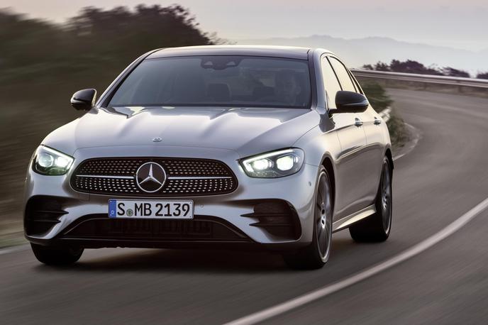 mercedes razred E | Mercedes-Benz je predvsem tehnološko dopolnil razred E, ob tem pa mu namenil še oblikovno osvežitev. Med pogoni so v ospredju novi priključni hibridi.  | Foto Mercedes-Benz