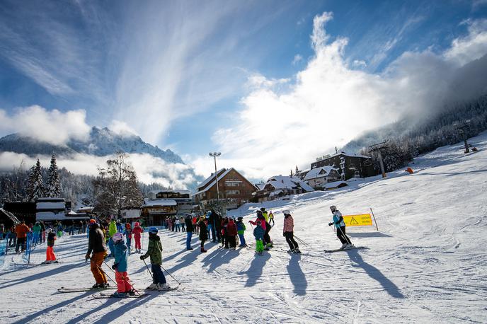 Kranjska Gora smučanje | Med zimskimi počitnicami bodo policisti poostreno preverjali spoštovanje predpisov na smučiščih in skrbeli za varnost smučarjev.  | Foto Matic Klanšek Velej/Sportida