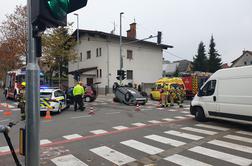 Avtomobil po trčenju sredi Ljubljane obrnilo na streho #foto