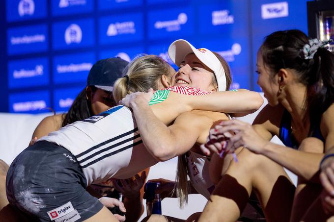 Objem med prvo in tretjo v kombinaciji oziroma drugo in prvo v težavnosti: Janja Garnbret in Avstrijka Jessica Pilz. | Foto: Urban Urbanc/Sportida