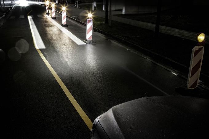 Če zaradi različnih pogojev na cesti ni stranskih črt, jih sistem nariše sam in s tem poveča varnost voznika in potnikov. | Foto: 