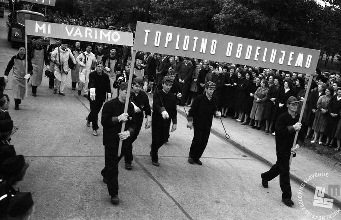 Svečanost v podjetju TAM ob osvojitvi proizvodnje kamiona 4500. (Foto Miloš Švabić. Maribor, 1961, arhiv Muzej novejše zgodovine Slovenije) | Foto: 