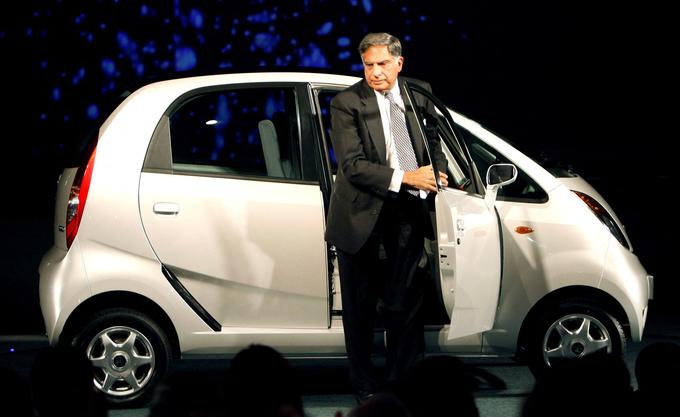 Ratan Tata in njegov najbolj znani avtomobil tata nano. | Foto: Reuters