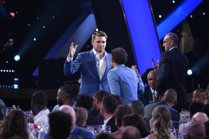 Prijateljski pozdrav Dončića in Younga. | Foto: Getty Images