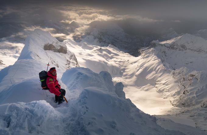 Služba, ki jo ima, mu prinaša tudi užitek. Ljudi uči smučati, hkrati pa snema reklame in prizore za filme. Pred njim je projekt za National Geographic. | Foto: Sandi Bertoncelj