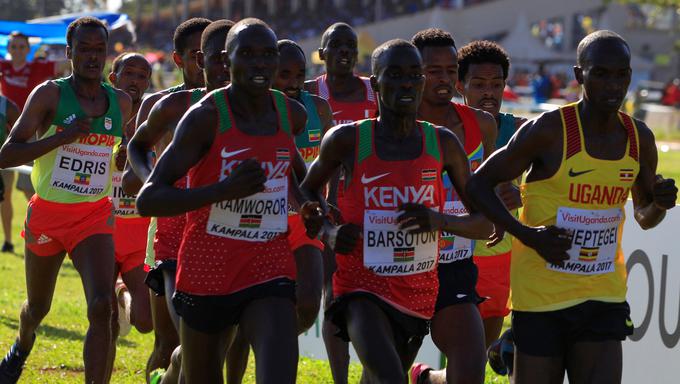 Geoffrey Kamworor, Leonard Barsoton in nesrečni Ugandec Joshua Cheptegei na približno polovici tekme, ko je bila vodilna skupina še številčna. | Foto: Reuters