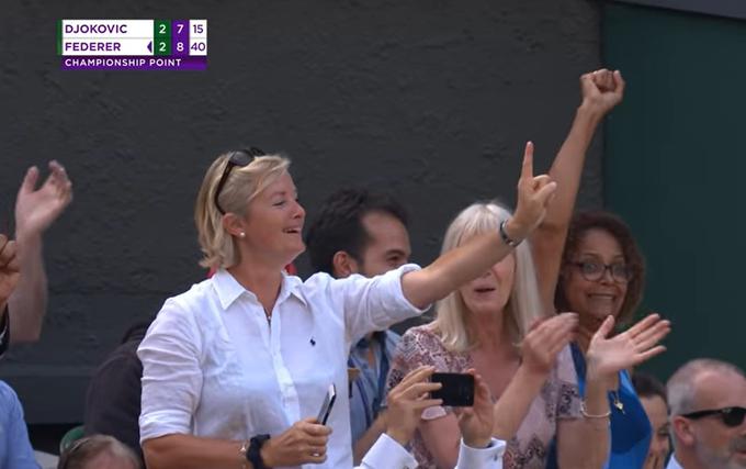 Fotografija, ki je zaznamovala finale v Wimbledonu leta 2019. Rogerja Federerja je le točka ločila od zmage, nato pa je Novaku Đokoviću uspel preobrat. | Foto: YouTube