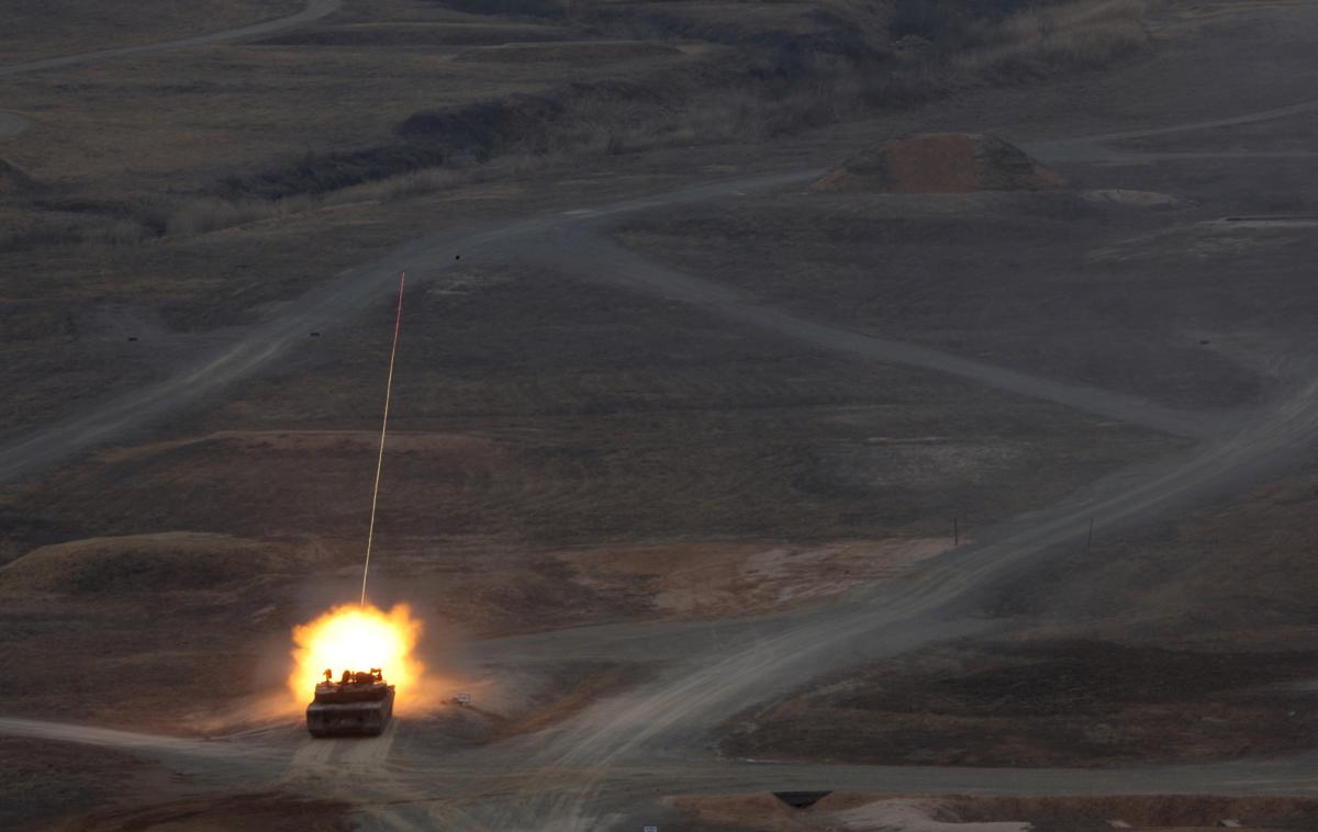 Tank | Izstrelki z osiromašenim uranom se zaradi velike gostote in trdote materiala uporabljajo za prebijanje tankovskih in drugih oklepov. | Foto Guliver Image