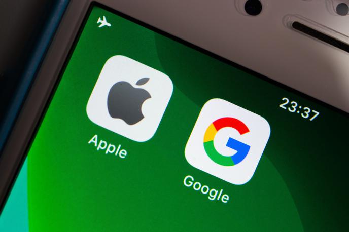 Apple, Google | Pri tem, kaj (lahko) počnemo na naših pametnih telefonih, imata že več kot desetletje glavno besedo Apple in Google, prvi z iPhoni in svojim ekosistemom aplikacij, drugi s platformo Android in lastnim omrežjem storitev.  | Foto Shutterstock