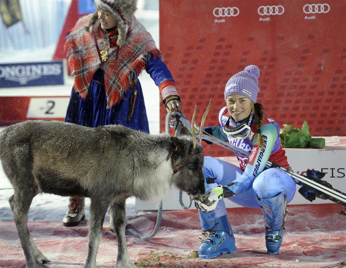 Tina Maze s svojim Viktorjem po slalomski zmagi v Leviju leta 2014. | Foto: Reuters