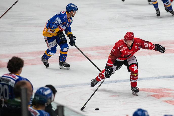 HDD Jesenice Asiago | Jeseničani so s 4:1 odpravili Ritten. Asiago, ki je edini poraz v tej sezoni doživel proti Jesenicam, čaka na novega trenerja. Tom Barrasso se je preselil na Otok. | Foto Urban Meglič/Sportida