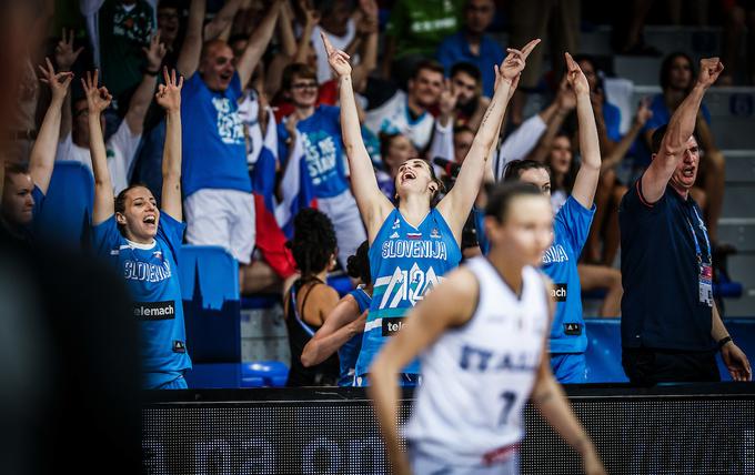 Na domačem EuroBasketu upa na veliko podporo s tribun. | Foto: Vid Ponikvar